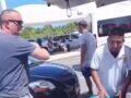 VIDEO: Turista gringo amenaza y golpea a un trabajador en el aeropuerto