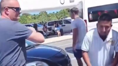 VIDEO: Turista gringo amenaza y golpea a un trabajador en el aeropuerto