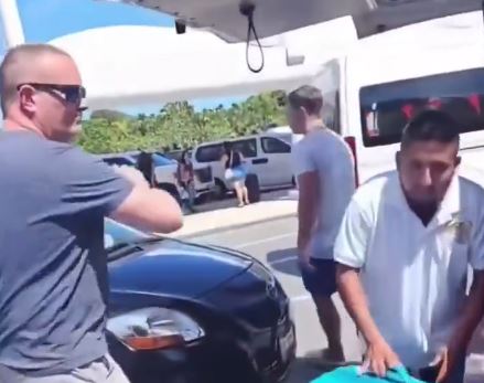 VIDEO: Turista gringo amenaza y golpea a un trabajador en el aeropuerto