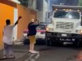 VIDEO: Aferrados; conductor de volteo y ‘chalanes’ destrozan un taxi estacionado