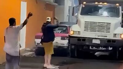 VIDEO: Aferrados; conductor de volteo y ‘chalanes’ destrozan un taxi estacionado