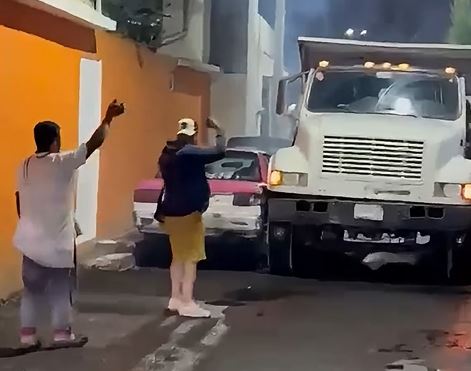 VIDEO: Aferrados; conductor de volteo y ‘chalanes’ destrozan un taxi estacionado