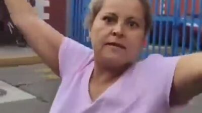 VIDEO: ‘¡Quédate la pizza!’; mujer pierde la razón y ataca a joven repartidor