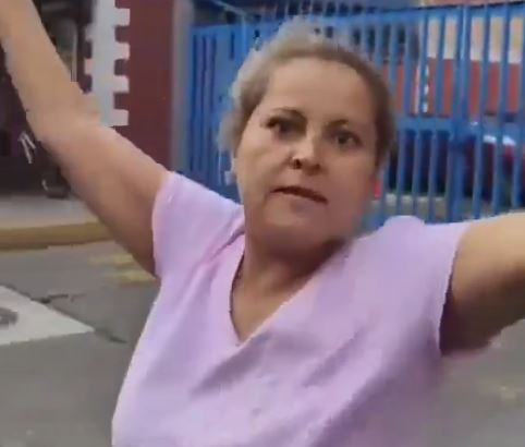 VIDEO: ‘¡Quédate la pizza!’; mujer pierde la razón y ataca a joven repartidor