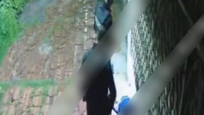 VIDEO: Policías de Ecatepec le roban el celular a un borracho inconsciente