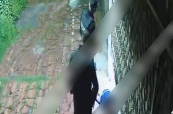 VIDEO: Policías de Ecatepec le roban el celular a un borracho inconsciente