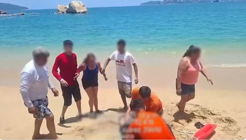 VIDEO: Niño sufre ataque de epilepsia cuando nadaba en el mar