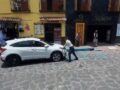 VIDEO: Conductora pierde la cabeza e intenta arrollar a un oficial de tránsito