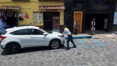 VIDEO: Conductora pierde la cabeza e intenta arrollar a un oficial de tránsito