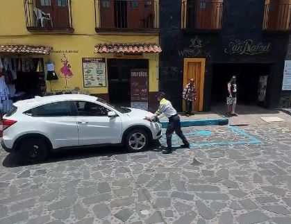VIDEO: Conductora pierde la cabeza e intenta arrollar a un oficial de tránsito