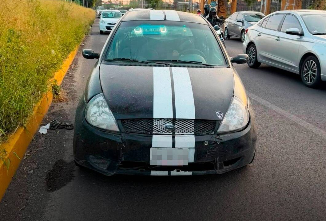 VERGONZOSO: Joven ‘hasta las manitas’ se queda dormido en su auto en carriles centrales