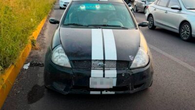 VERGONZOSO: Joven ‘hasta las manitas’ se queda dormido en su auto en carriles centrales