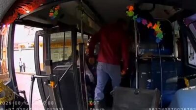 VIDEO: Pasajero golpea con herramientas al chofer de un camión