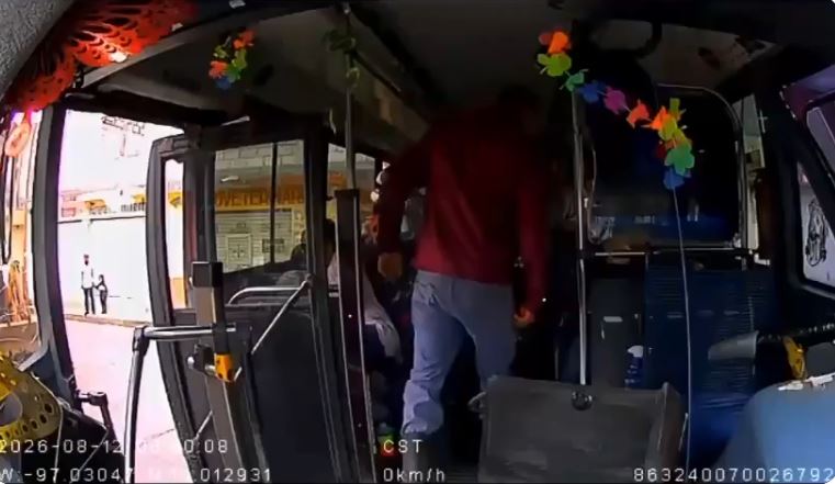 VIDEO: Pasajero golpea con herramientas al chofer de un camión