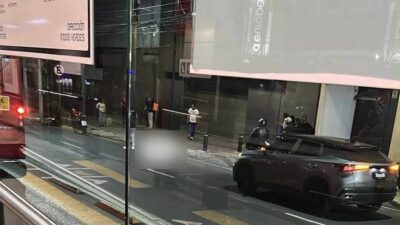 TRAGEDIA: Usuario del Metrobús brincó para ahorrarse unos pasos y murió arrollado por una moto