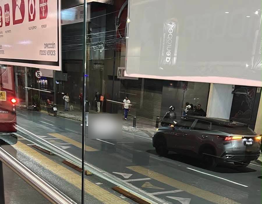 TRAGEDIA: Usuario del Metrobús brincó para ahorrarse unos pasos y murió arrollado por una moto
