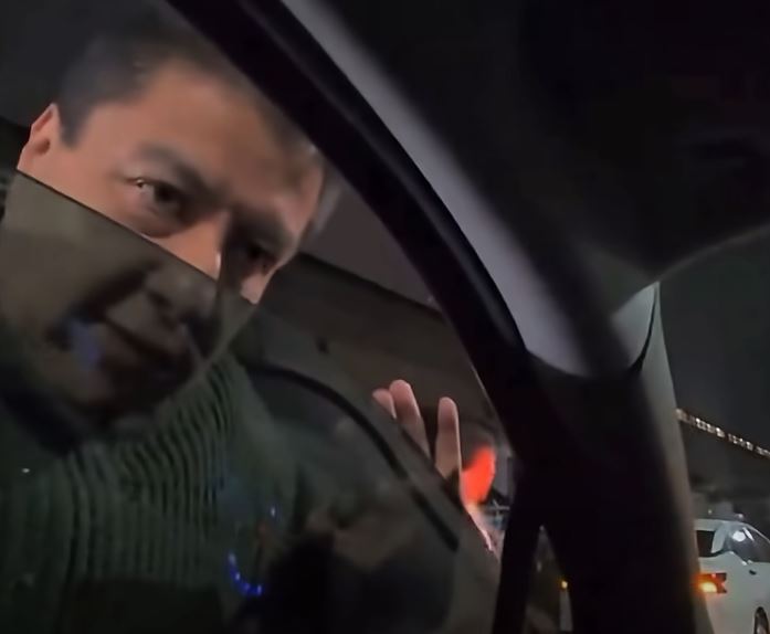 VIDEO: ‘Es para Tránsito’; taxistas piden 100 pesos a conductores para dejarlos orillarse