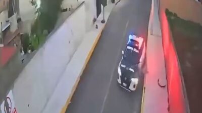 VIDEO: Inauguran calle nueva con todo y banquetas, y patrulleros causan destrozos