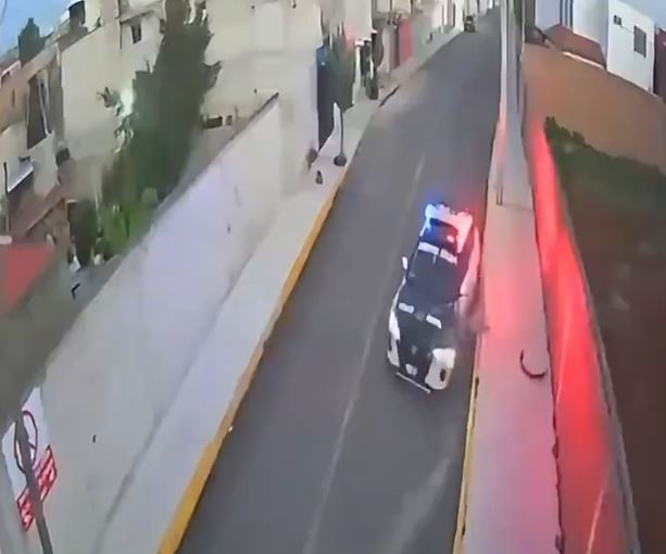 VIDEO: Inauguran calle nueva con todo y banquetas, y patrulleros causan destrozos