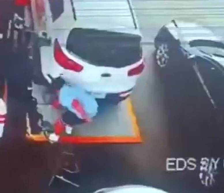 VIDEO: Niño roba la cuenta de un despachador de gasolinera; todo fue grabado