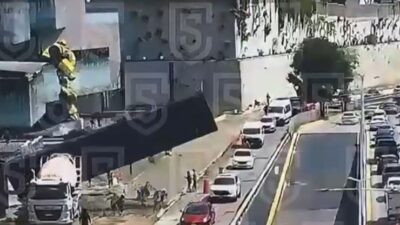 ÚLTIMA HORA. Muere conductora al caerle encima una enorme estructura metálica