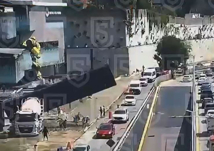 ÚLTIMA HORA. Muere conductora al caerle encima una enorme estructura metálica