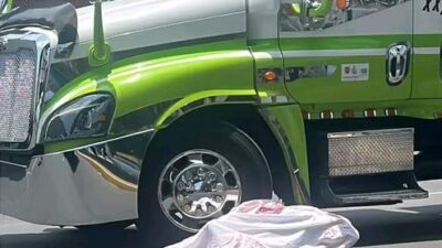 TERRIBLE: Abuelo cruzaba la avenida con un bastón cuando un tráiler lo mató