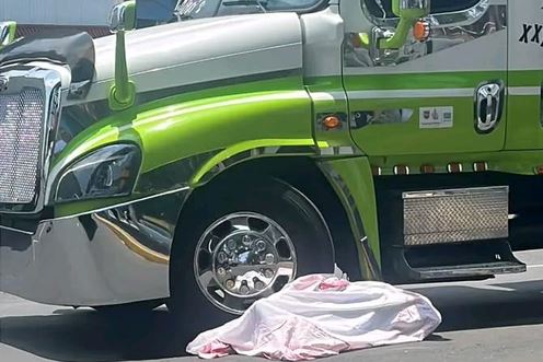 TERRIBLE: Abuelo cruzaba la avenida con un bastón cuando un tráiler lo mató