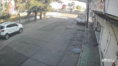 VIDEO: Taxista necio es arrastrado por intentar ganarle el paso al ferrocarril