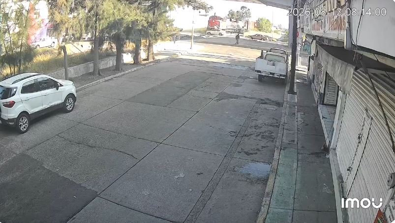 VIDEO: Taxista necio es arrastrado por intentar ganarle el paso al ferrocarril