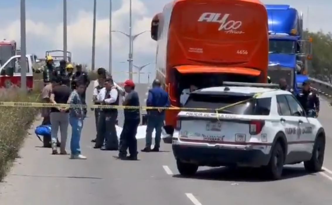 TRAGEDIA: Trabajador arreglaba un autobús de pasajeros cuando le cayó encima