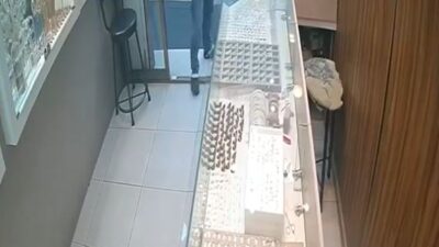 VIDEO: Asaltantes ‘de vestir’ huyen de una joyería cuando el empleado activó la alarma