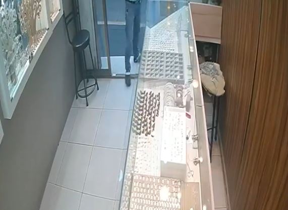 VIDEO: Asaltantes ‘de vestir’ huyen de una joyería cuando el empleado activó la alarma