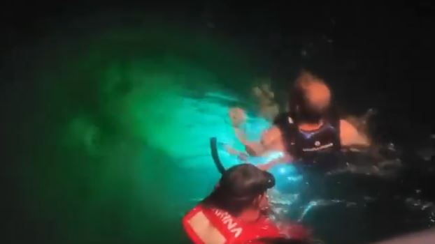 VIDEO: Graban rescate de un hombre a casi de kilómetros de la orilla del mar