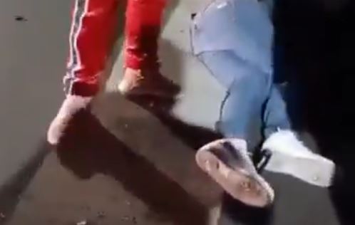 VIDEO: ‘No somos del cártel…’; comerciantes dan brutal golpiza a un extorsionador