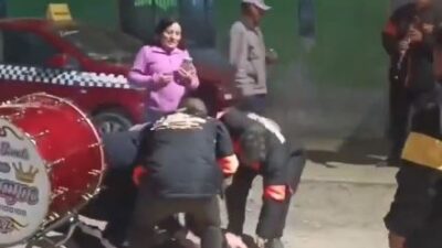 VIDEO. ‘Mala copa’; mujer sube al bombo de una banda musical y muere al caer de cabeza