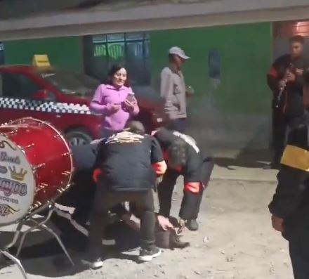 VIDEO. ‘Mala copa’; mujer sube al bombo de una banda musical y muere al caer de cabeza