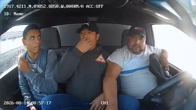 VIDEO: Trailero vive una pesadilla en una caseta de cobro de Edomex