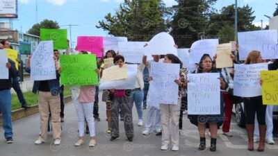 CRISIS. Personal de hospitales públicos toman avenidas por falta de pagos