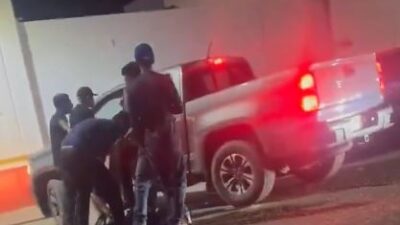 VIDEO: Sujeto golpea a dos mujeres y arrastra a una con su camioneta afuera de un bar