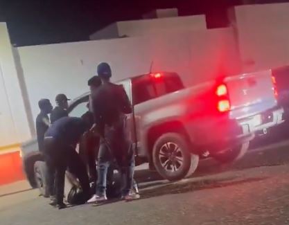 VIDEO: Sujeto golpea a dos mujeres y arrastra a una con su camioneta afuera de un bar
