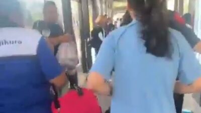 VIDEO: Mujer es robada y golpeada en un camión por una familia de rateros