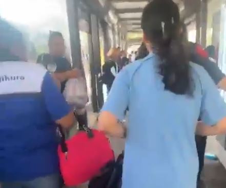 VIDEO: Mujer es robada y golpeada en un camión por una familia de rateros