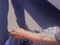 VIDEO: Microbusero arrolla a una abuelita y se esconde de la furia de vecinos