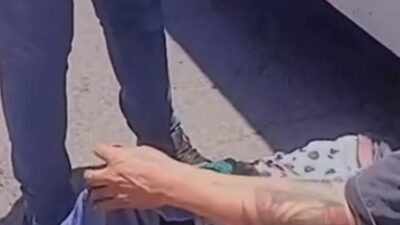VIDEO: Microbusero arrolla a una abuelita y se esconde de la furia de vecinos