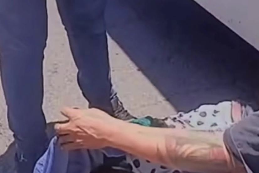 VIDEO: Microbusero arrolla a una abuelita y se esconde de la furia de vecinos