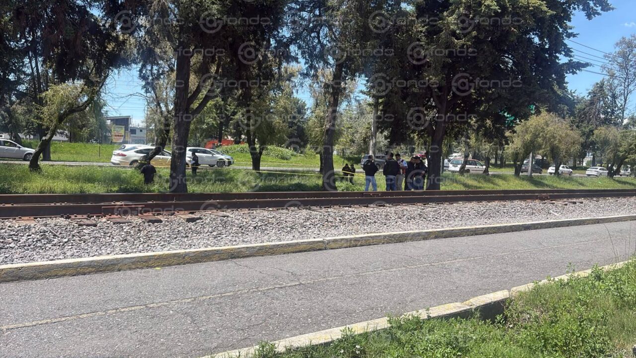 URGENTE: Una mujer vestida de negro fue encontrada sin vida en un camellón de Edomex