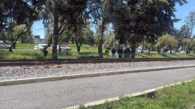 URGENTE: Una mujer vestida de negro fue encontrada sin vida en un camellón de Edomex