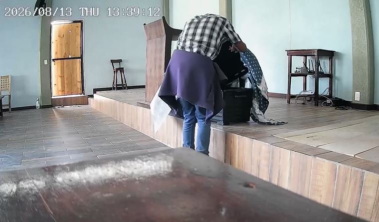VIDEO: Sujeto profana la ‘Casa de Dios’ y roba la alcancía del diezmo