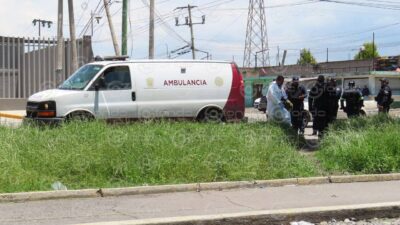 TERRIBLE. Vestida de negro y el rostro ensangrentado, encuentran a una mujer sin vida en un camellón